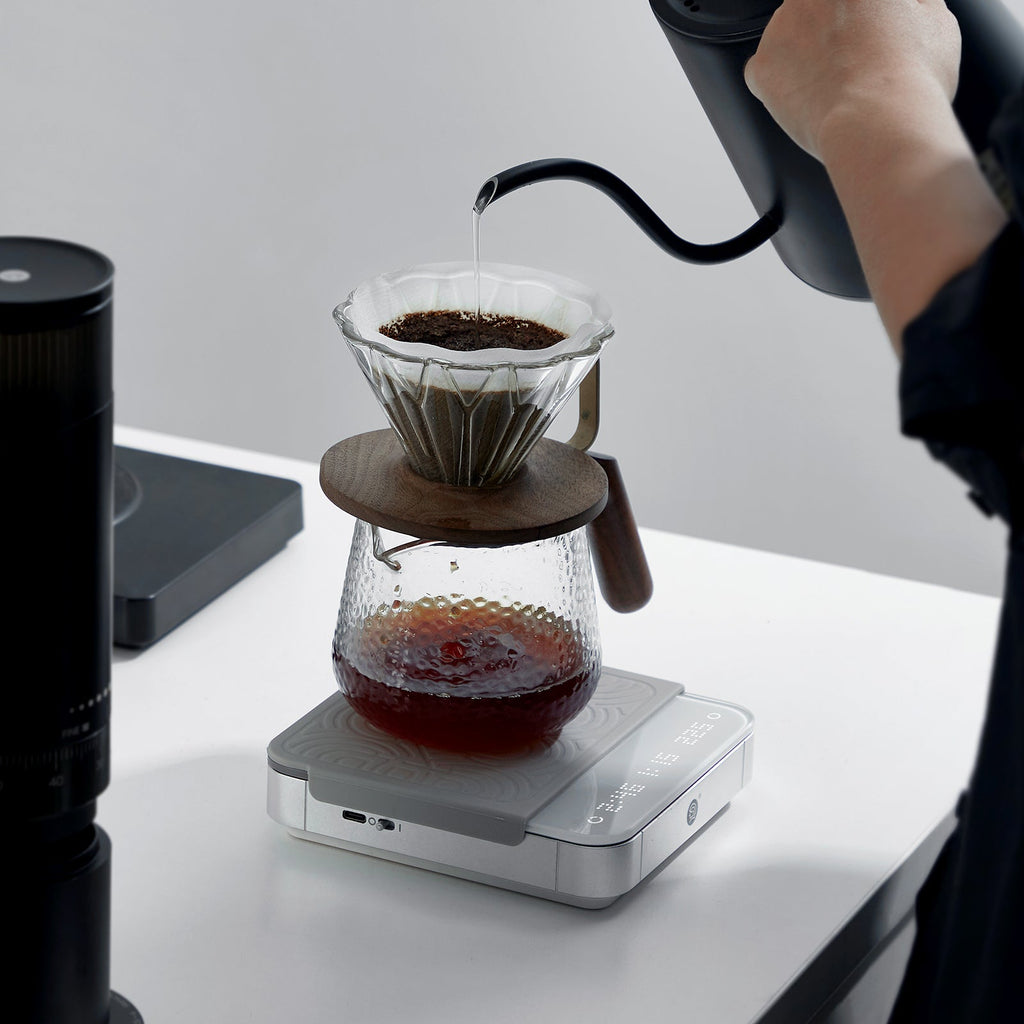 zeroHero Smart Coffee Scale 3.0 in black, angled view
