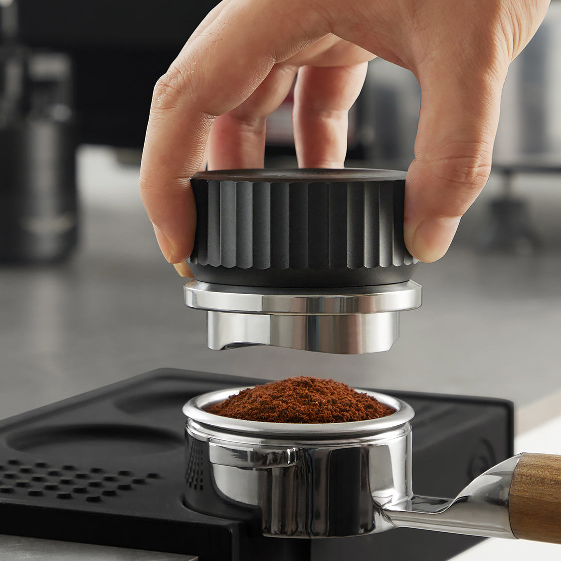 zeroHero Thor Air-Gravity Distributor in black, angled view