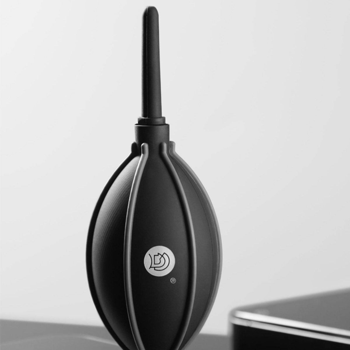 zeroHero Air Blower in black, side view